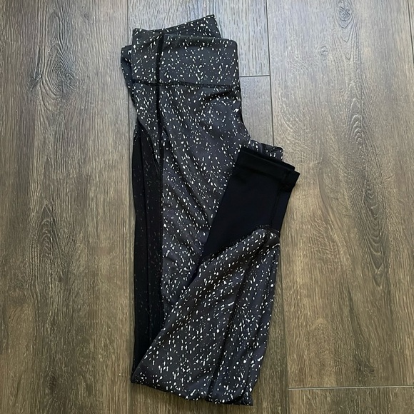 Lululemon Drop It Like It's Hot Leggings in Butterfly Texture Black White/ Black - Picture 1 of 7